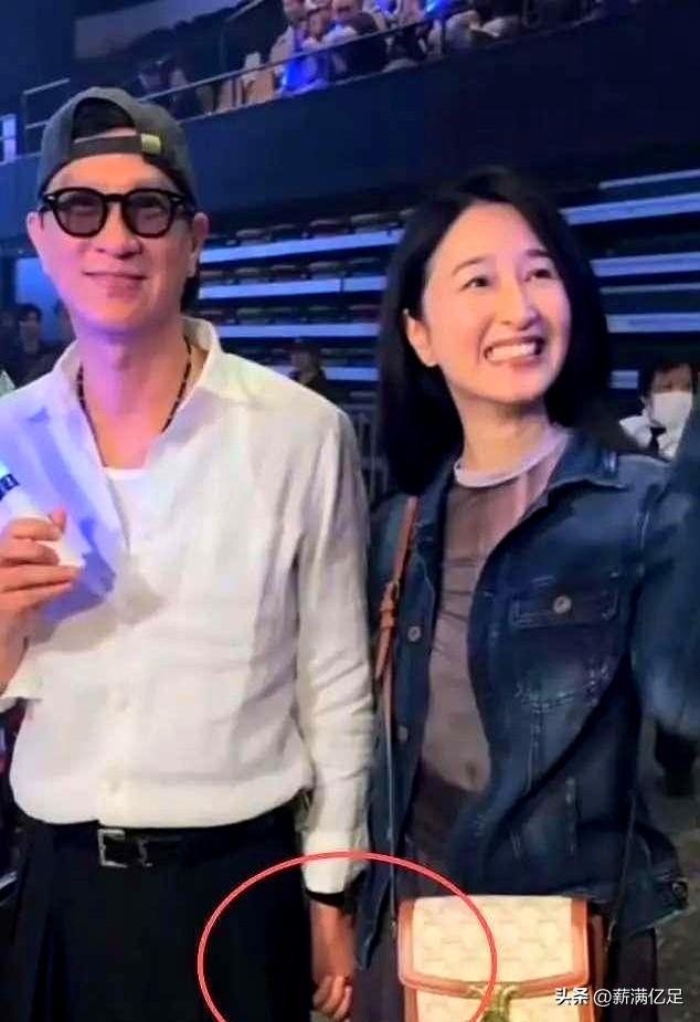 1.32亿卖豪宅，最后只多出100万，像个笑话，可在楼市下行时却是活教材。
被不