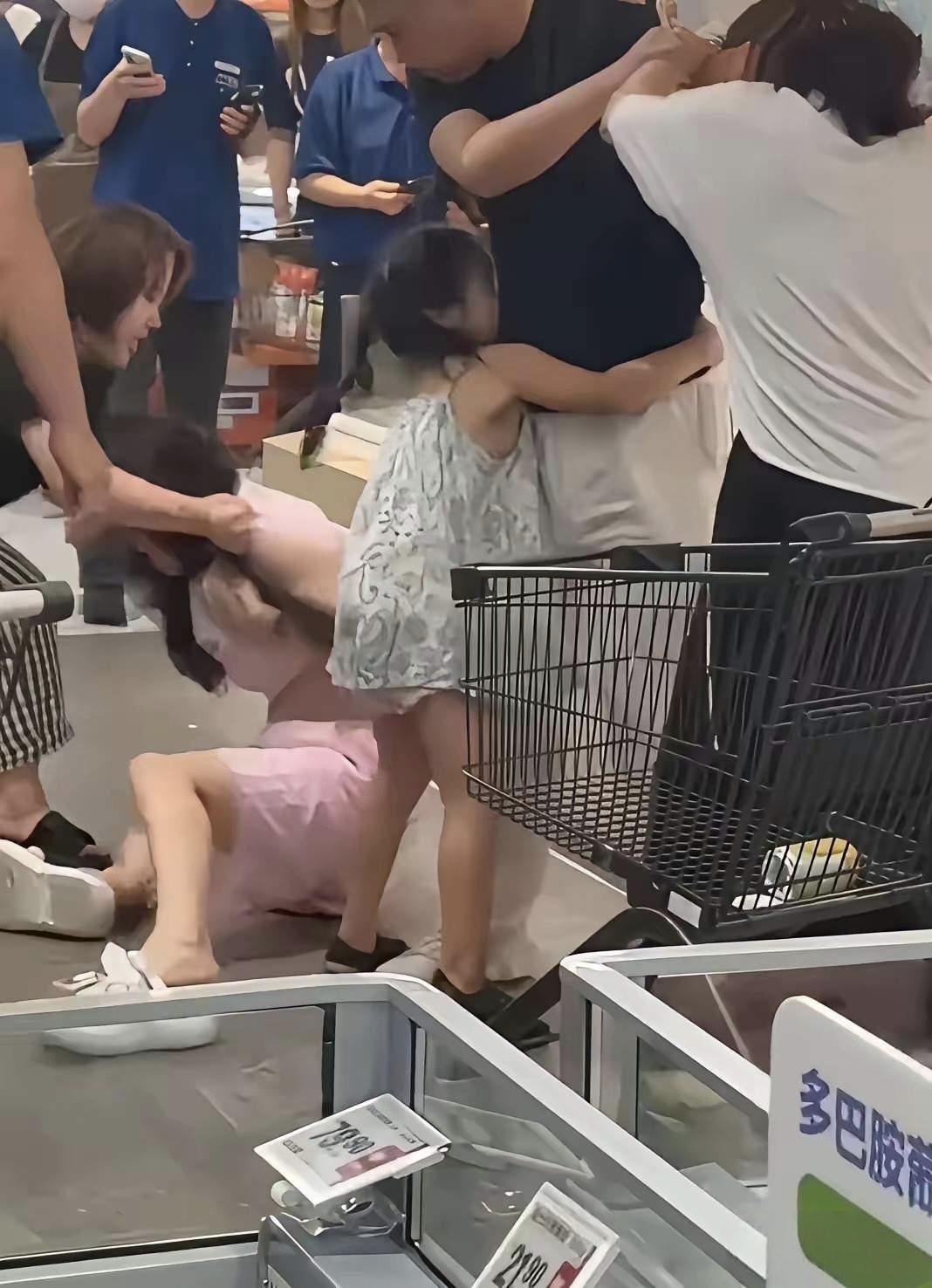 女子带着5岁女儿抓小三！

苏州盒马超市这一幕看得人心里堵得慌！
晚上原配带着5