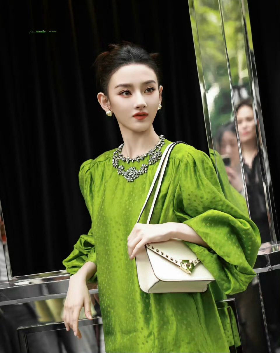 宋祖儿是低配版张柏芝？宋祖儿大红大绿
