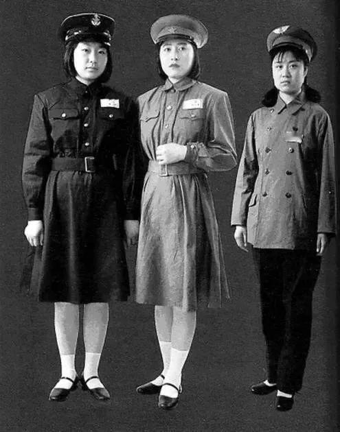 大家注意看，这三名身穿55式军服的女兵，如果不看军帽的话，你能分辨她们是哪个兵种