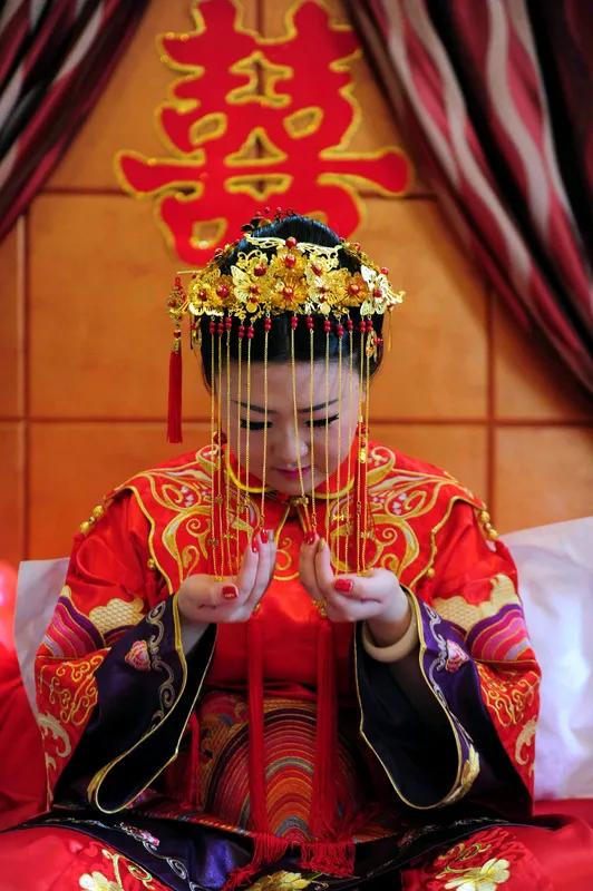 《美人如画》
青丝如瀑落香肩，
粉面娇容秀可餐。
隐隐巫峰分左右，
微微含笑胜似