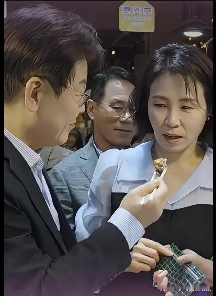 李在明总统夫妇逛街购物，夫妇俩亲切自然，毫无做作姿态，让国人直呼：太接地气了！这