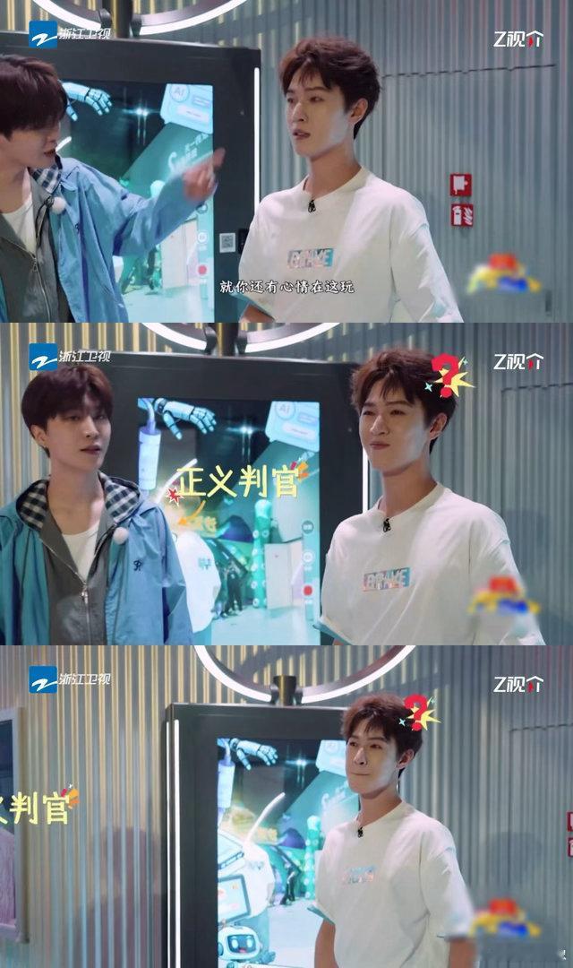 李昀锐不知道啊我还在跳手势舞奔跑吧 奔跑吧撕名牌名场面爆笑十足。李昀锐沉迷AI屏