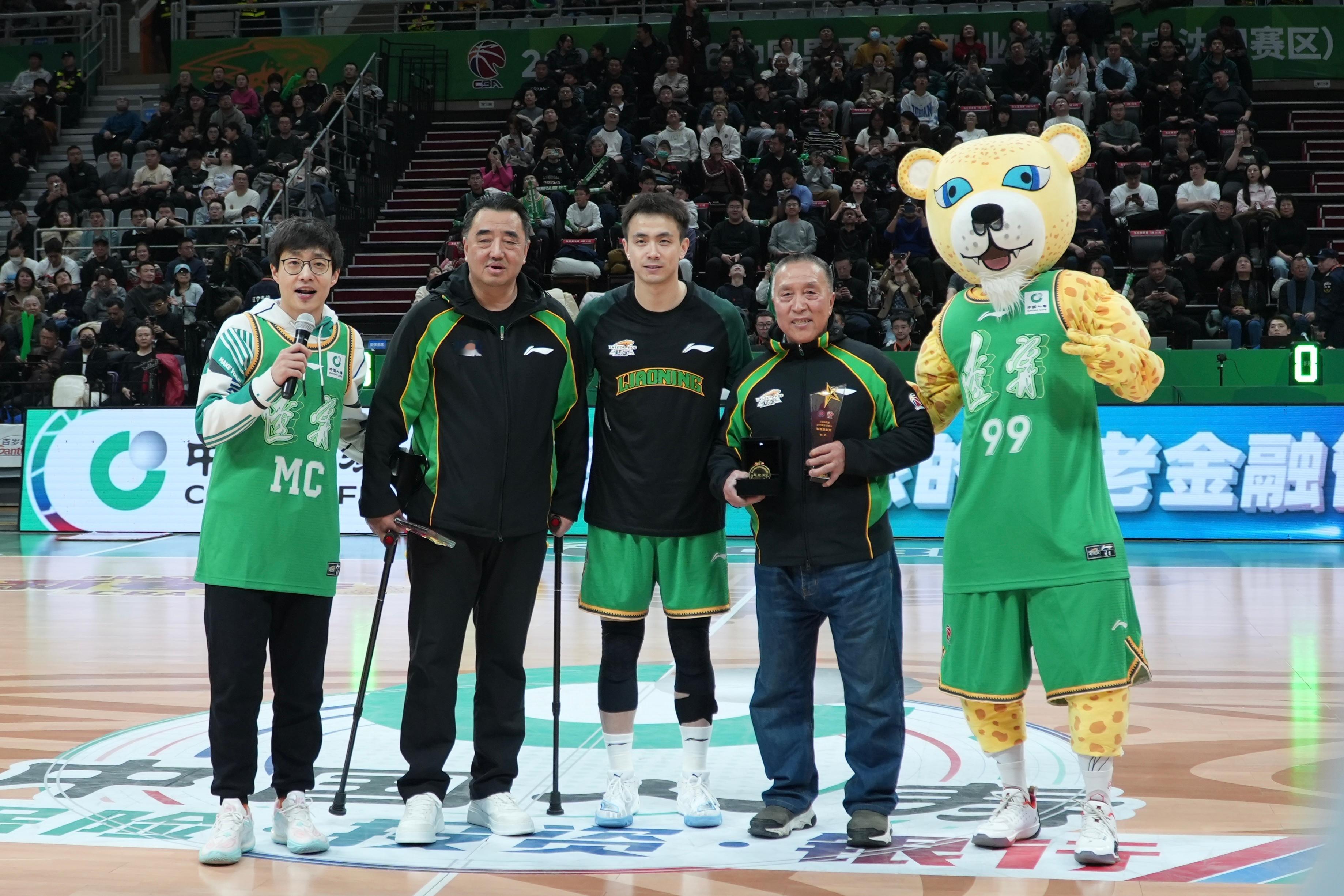 暖心！辽篮俱乐部在赛前举办仪式，为两位老裁判王春明与杨彪颁发CBA联赛辽宁赛区记