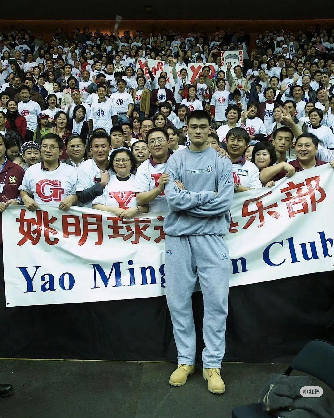 上交校友追着姚明合照姚明从上交毕业时椅子就大一号姚明确实个子很高啊啊 