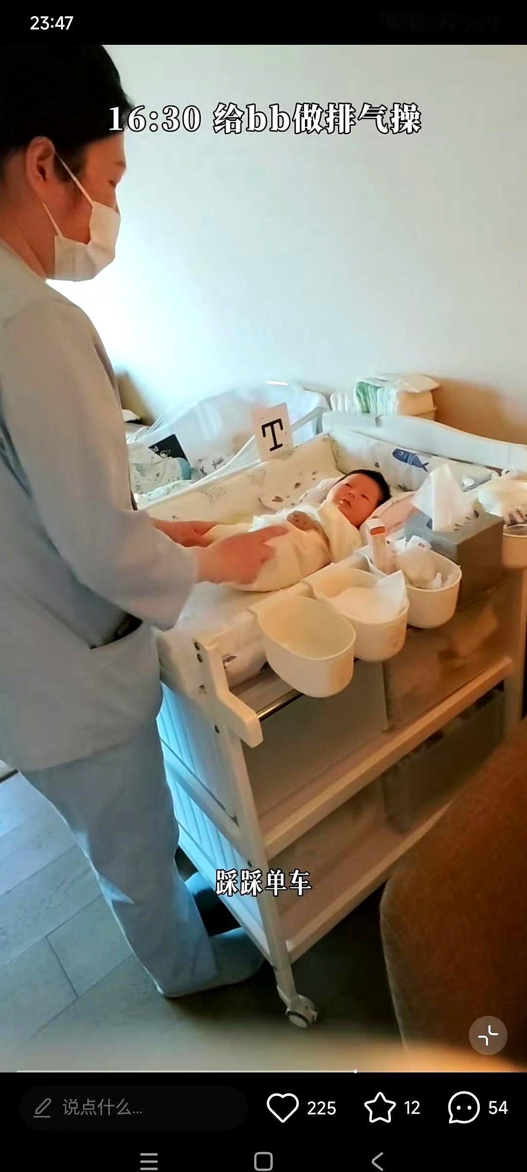 国乒猛将田志希晒娃了。
但所有人的眼睛，压根没在看孩子，全被照片背景那个角落给吸