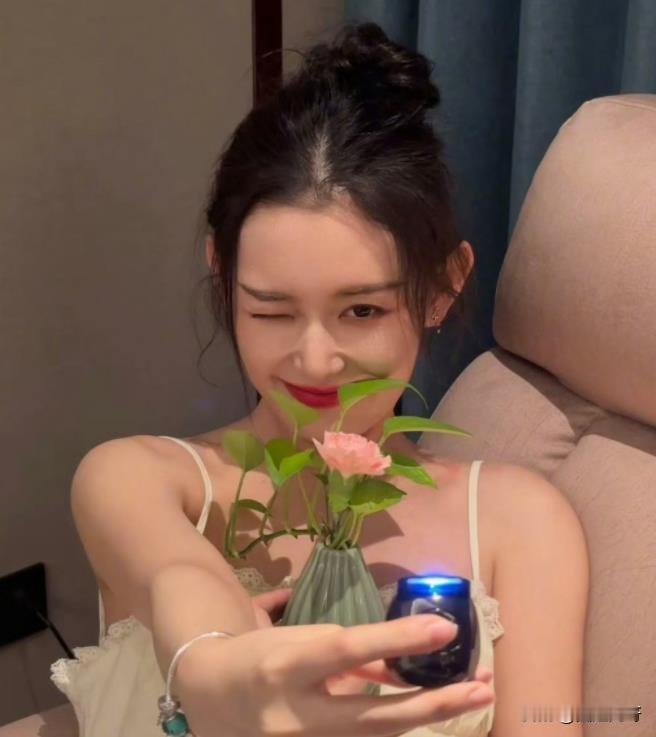 能上热搜就说明没有问题，蒋依依可一定要谨言慎行，遵纪守法，别像宋某儿一样，葬送了