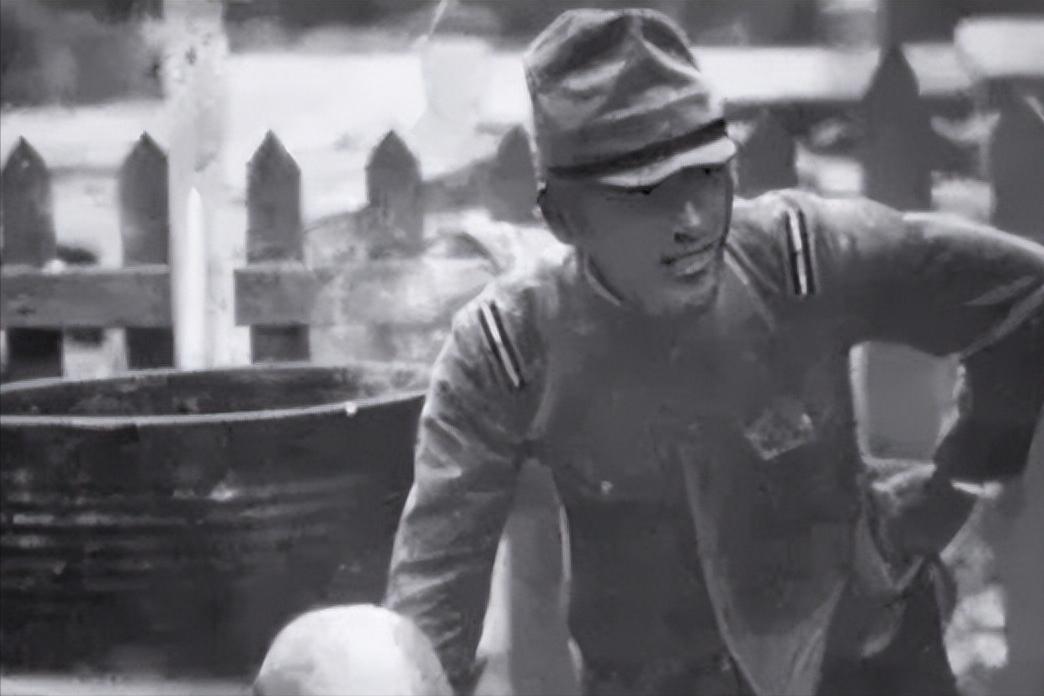 1941年，一个日本军官带人冲进了一个农户家，在屠杀了农户一家三口后，日军开始洗