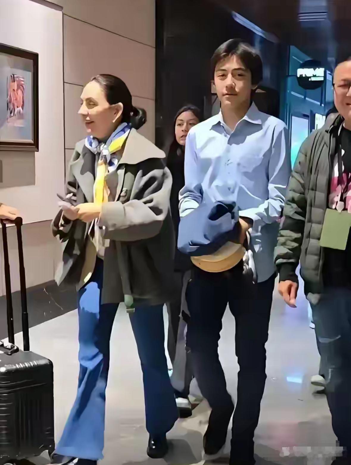 刘烨家这基因，简直跟开了挂似的！刘诺一这孩子，把爸妈的优点全搂自己身上了。瞧瞧，