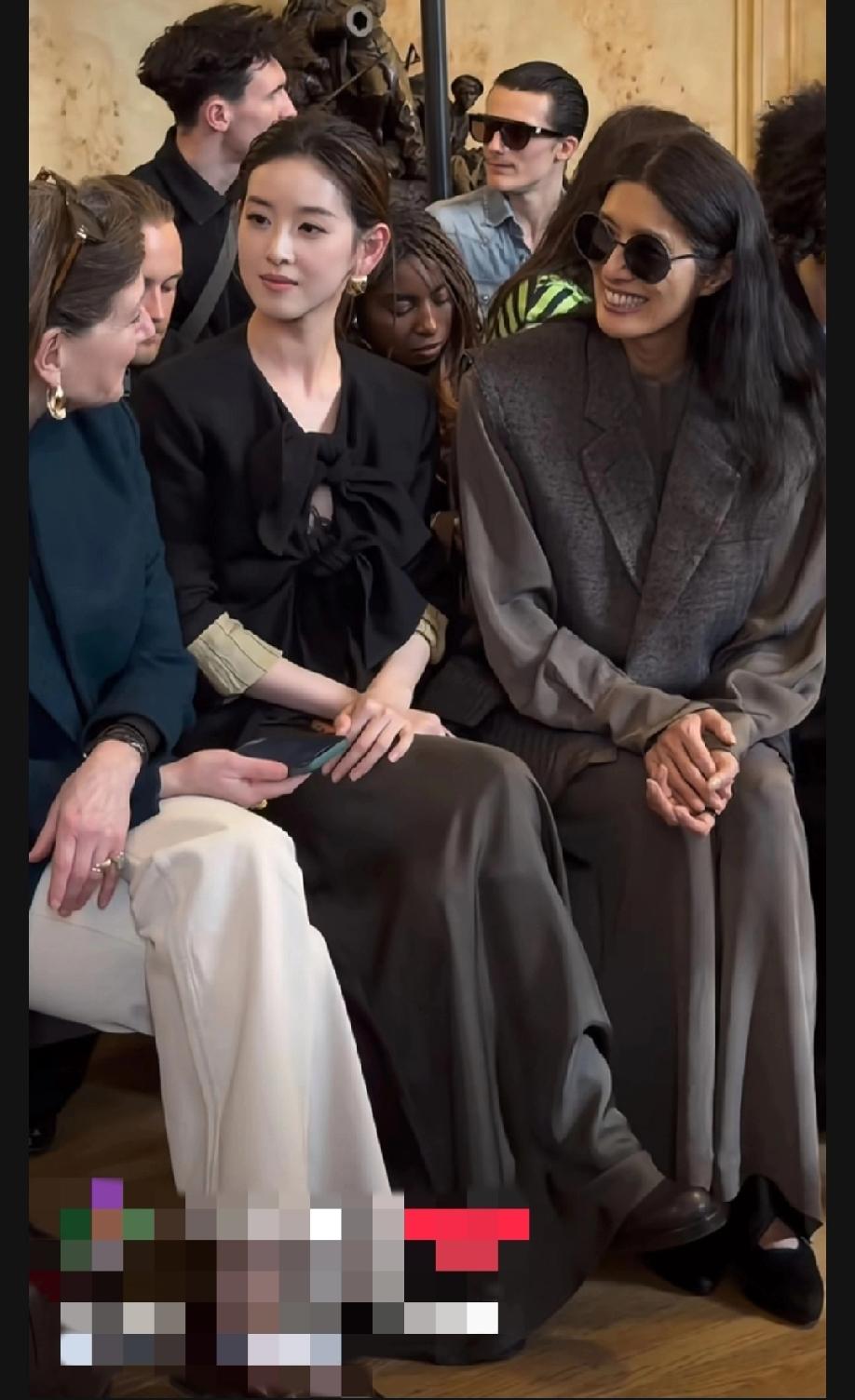 章泽天现身Uma Wang巴黎秀现场，和一众国际名媛谈笑风生！
“奶茶妹”应该是