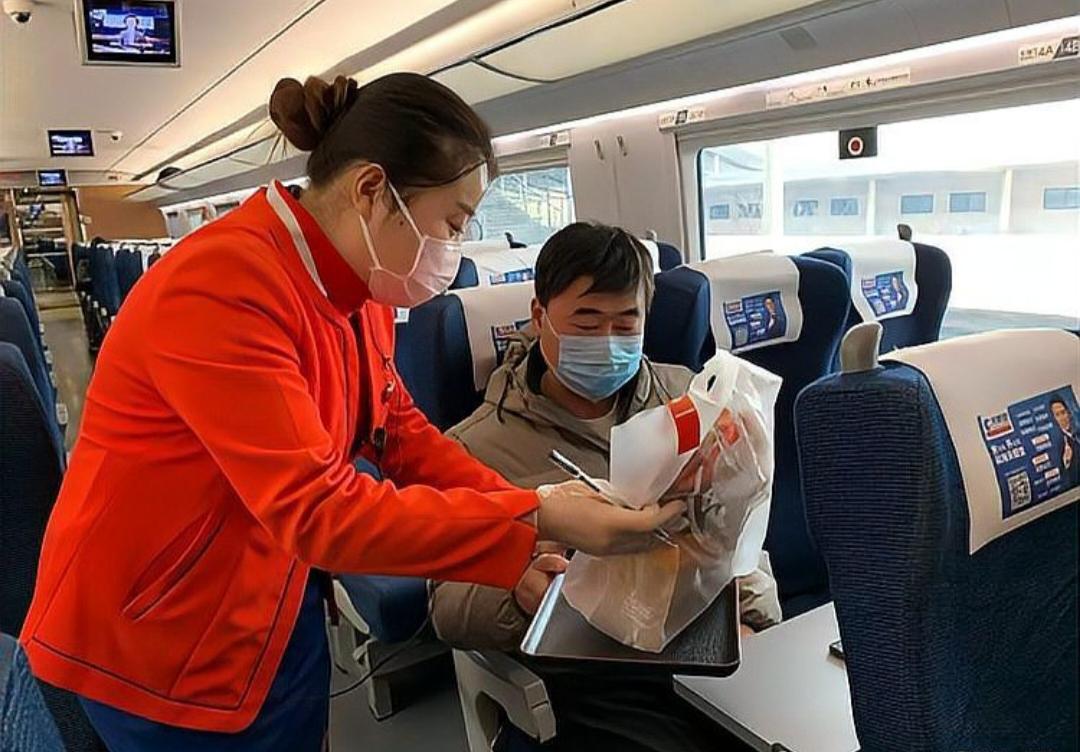 15元一份的绿皮火车餐为何正逐渐消失？这些承载着一代人回忆的美味，如今为何成了稀