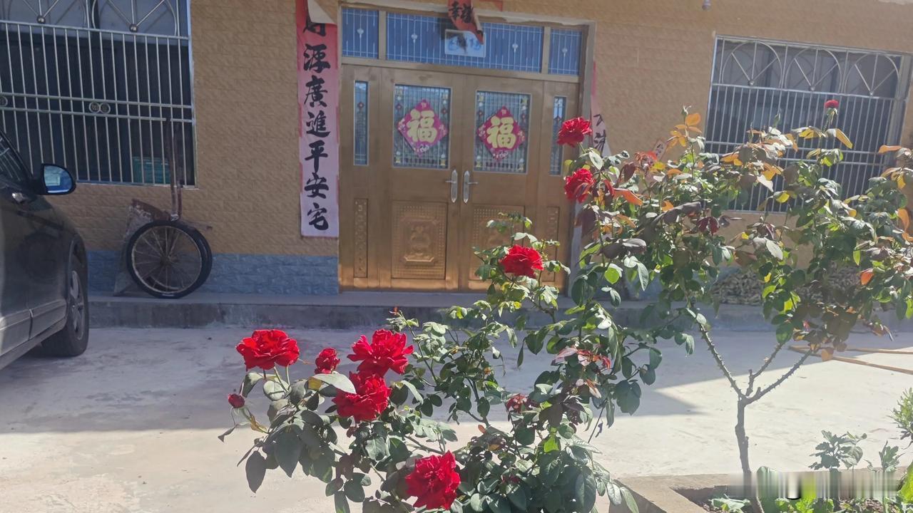 下联:丹桂飘香庭院深
上联:刺玫溢艳月门闭
           (请对上联)