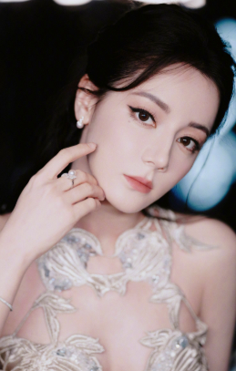 1.迪丽热巴新剧璀璨之上是之前赵露思许我耀眼姐妹篇。 2.孟子义李昀锐那部古装剧