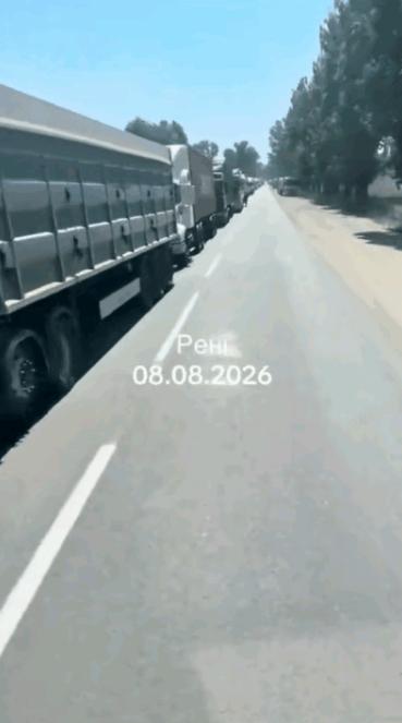 最近乌克兰和罗马尼亚的边境口岸，出现了一个特别反常的交通现象，看得人很费解，但看