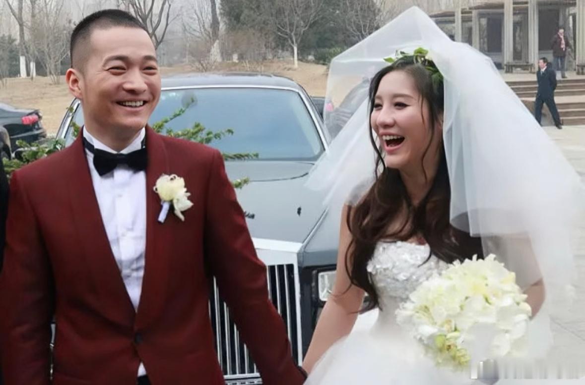 喻恩泰和他妻子当年婚纱照看着是真甜蜜，妻子还小他10岁，秀才呀秀才，这些是真的假