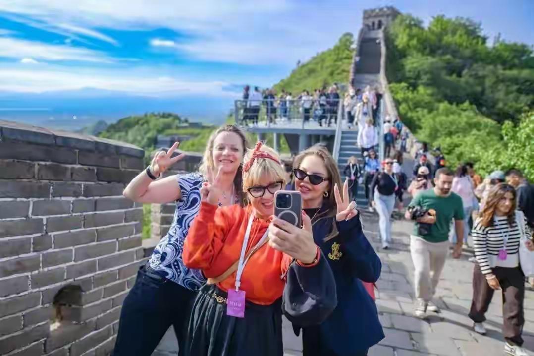 外国人正在疯了一样往中国跑。

桂林的竹筏师傅最近忙坏了。他对着镜头说，这几天接