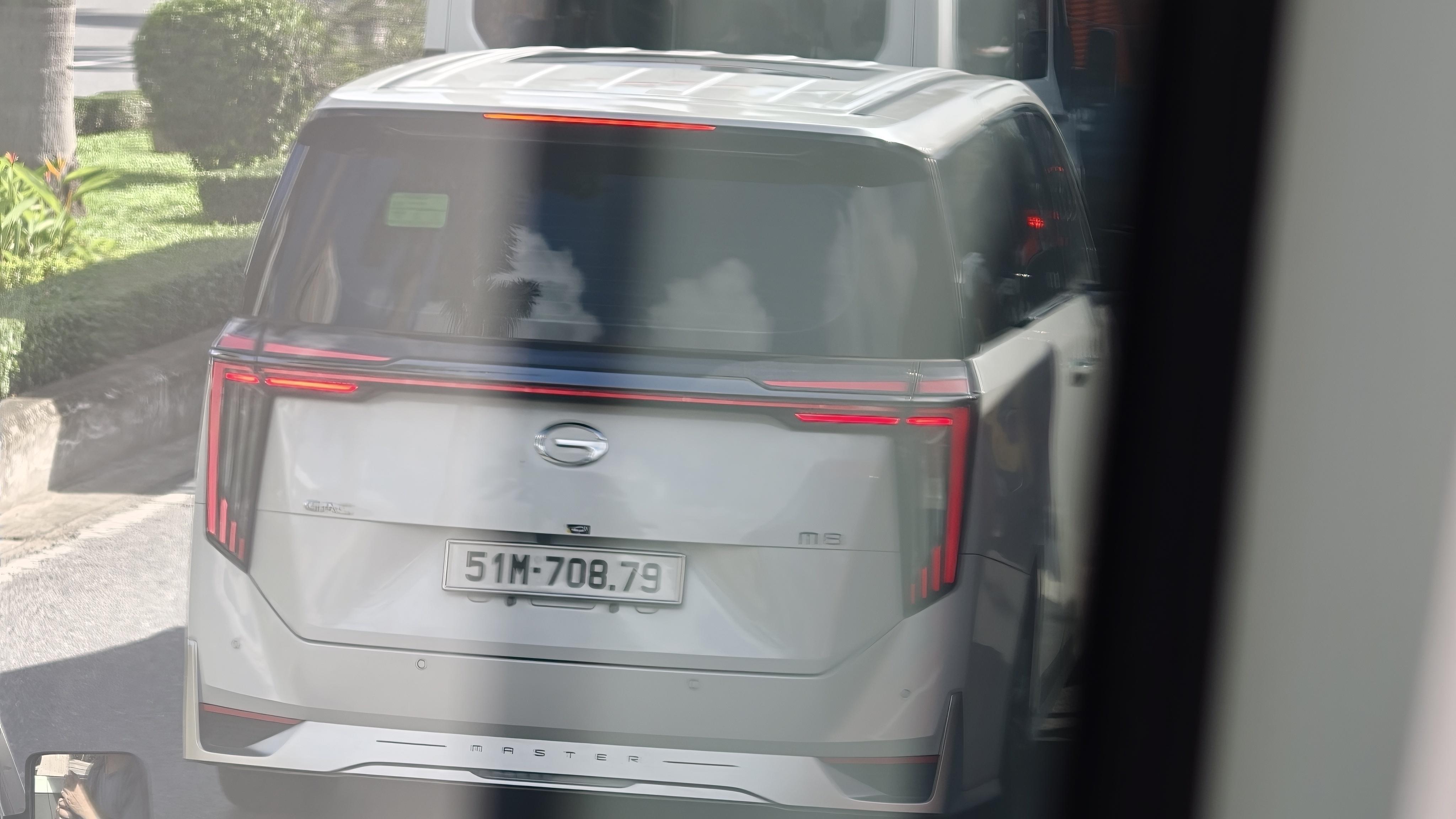 看到一熟悉的车影，广汽传祺的M8但有没有发现，只要不挂蓝牌，颜值就会提升 越南·