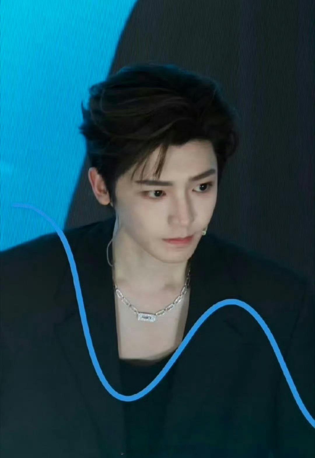 丁禹兮、侯明昊、王安宇今日份线下活动生图，95生颜霸都在这儿了吧