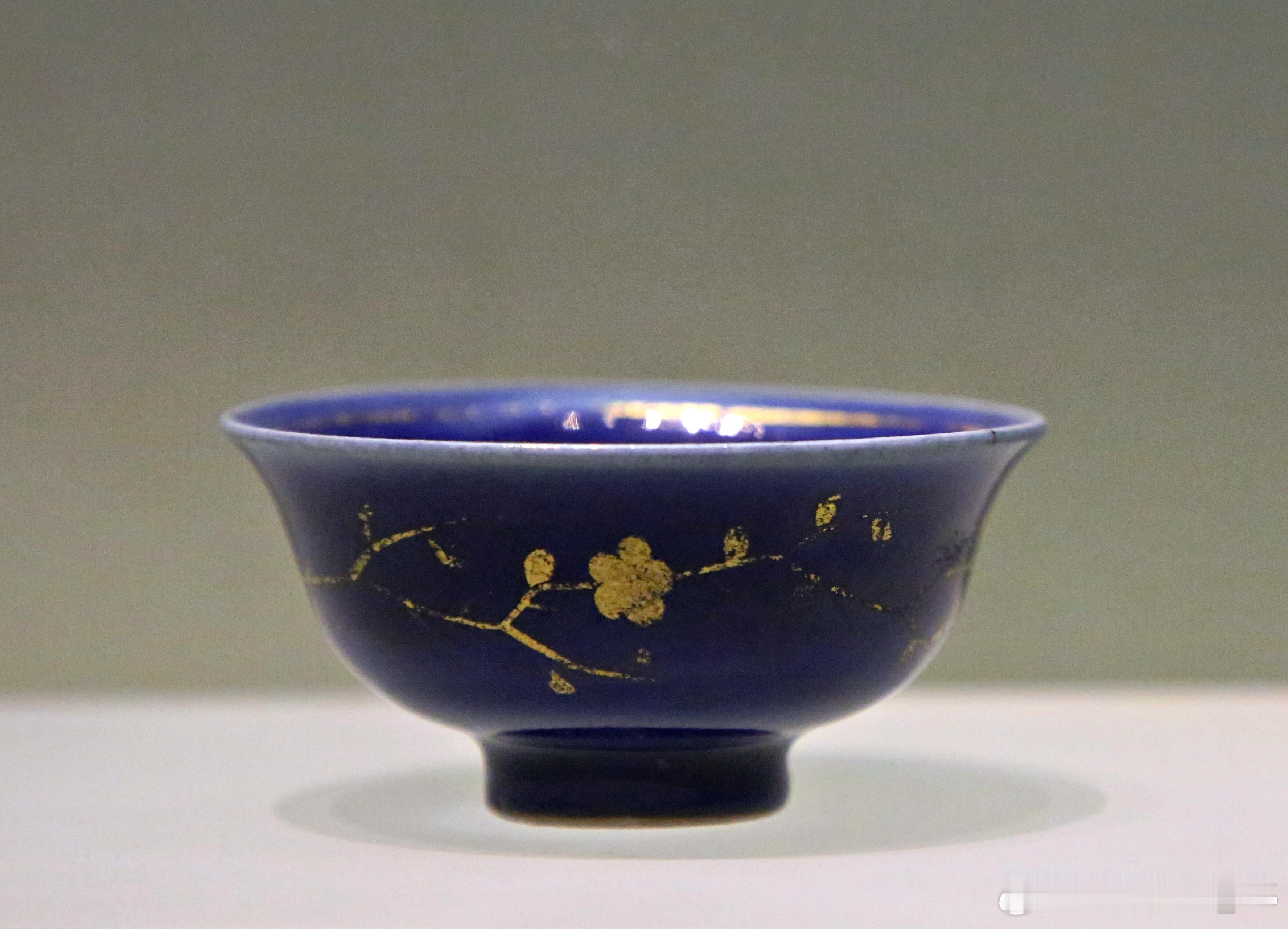 蓝釉金彩月影梅纹杯   元代河北博物院藏1964年保定市永华南路元代窖藏出土。高
