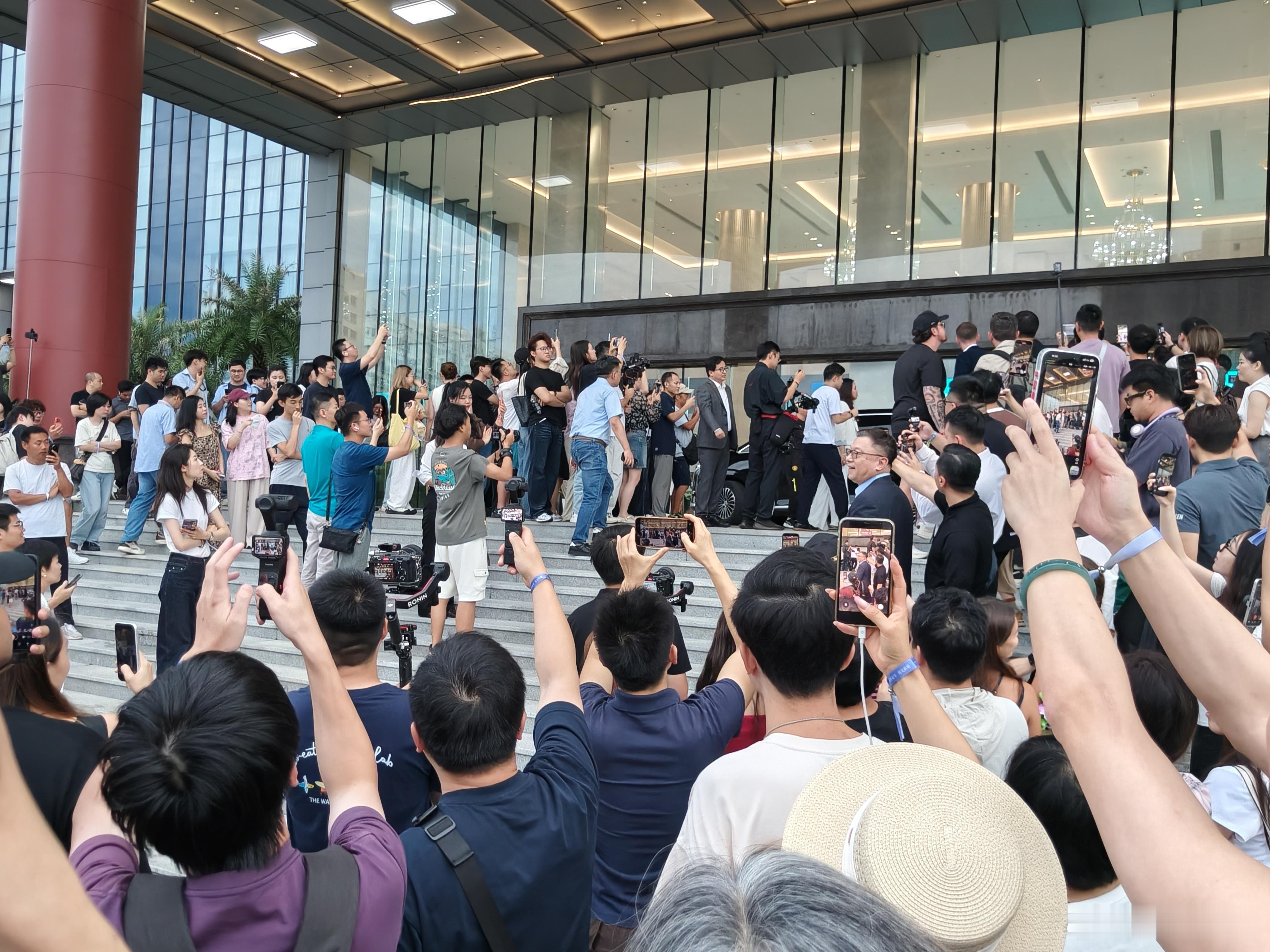 全体起立，曼城球迷集合！！！今天腾势Z9S预售发布会现场幸福到飞起，曼城众将到访