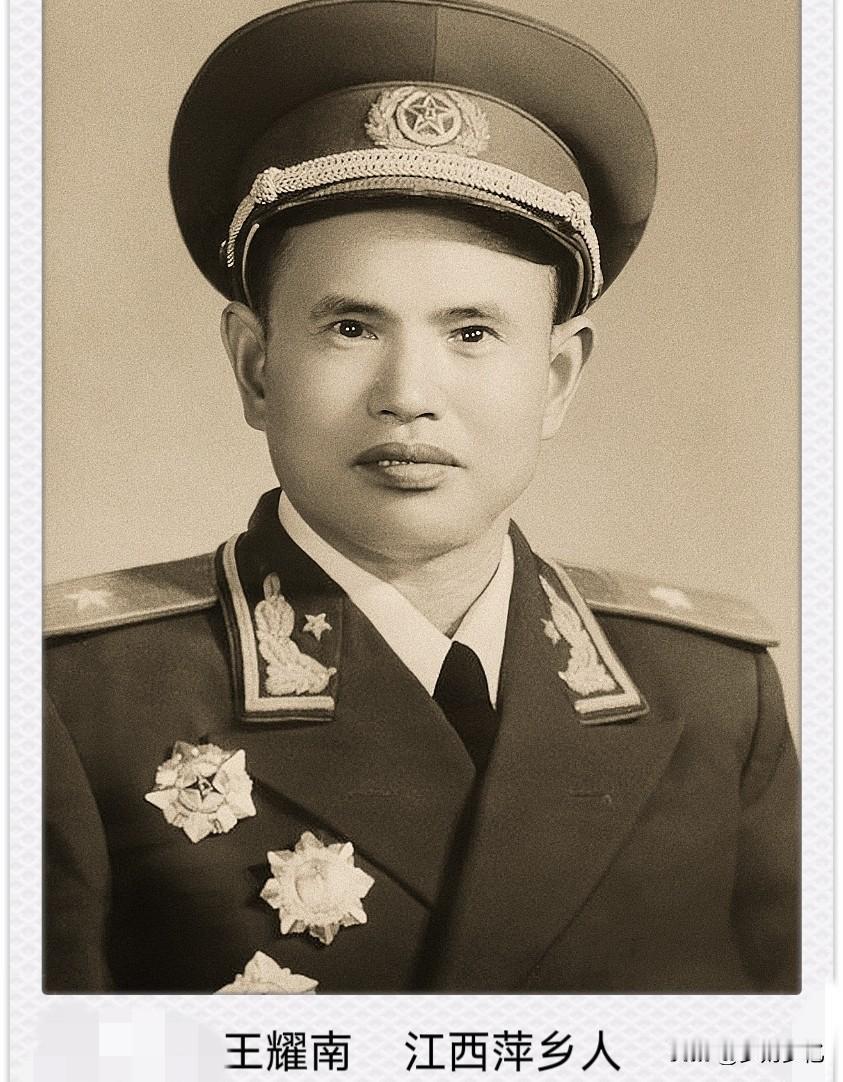 1939年，日军冲锋时，竟脱掉军装，只穿白衬衣。副团长王耀南非常疑惑，但看到战士