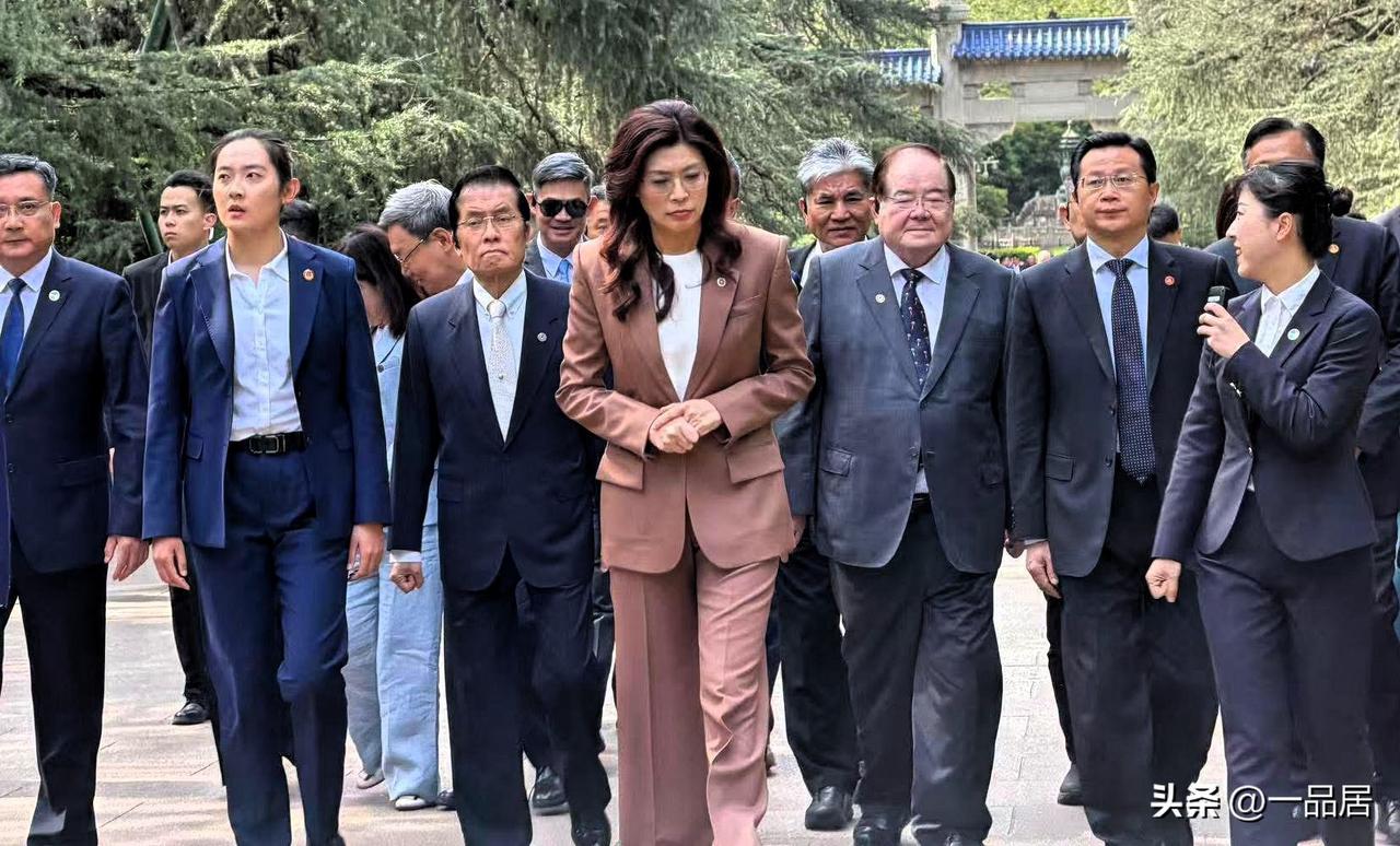 郑丽文一行今天谒拜南京中山陵，可以看到面色有点严肃凝重。中山陵可以说是很多初次到