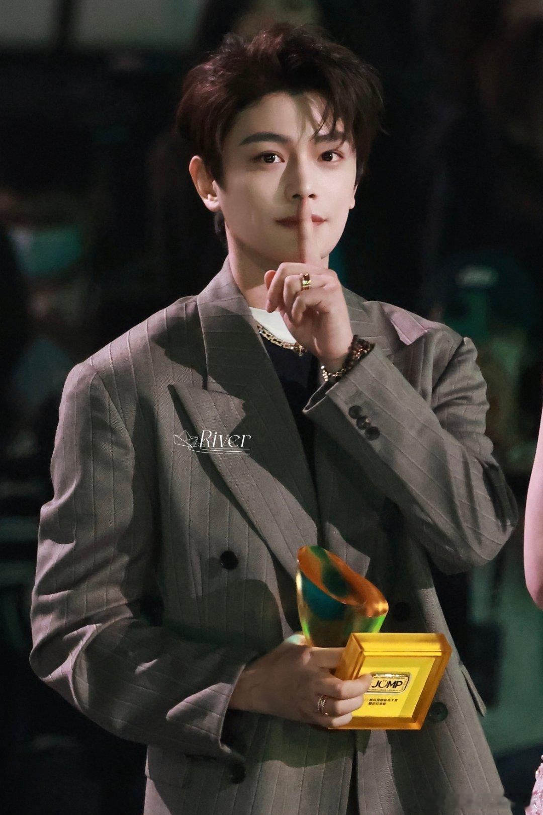 丁禹兮张海虾 dyx丁禹兮南部档案 当其他星辰暗淡时，你正提着星光灯笼，照亮无数