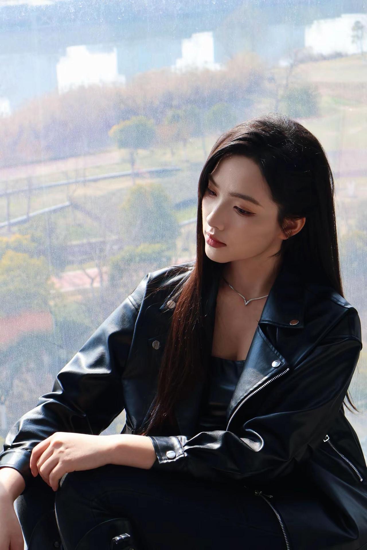 没有故意耍帅认真拍好每一部戏 又a又飒 皮衣辣妹 短剧演员