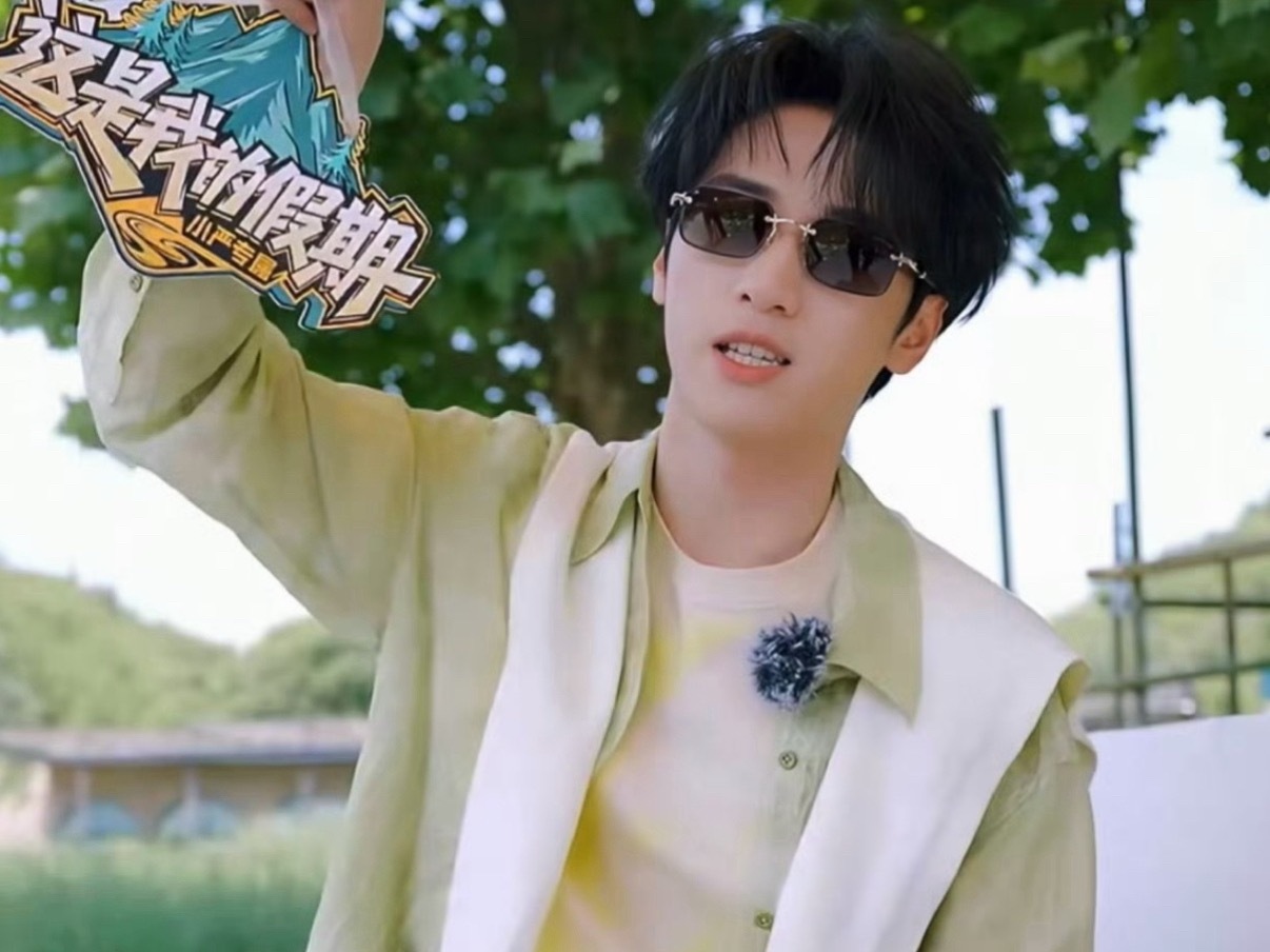 严浩翔🕶️ in Montblanc万宝龙墨镜极简低调设计完全衬出了严浩翔熟男