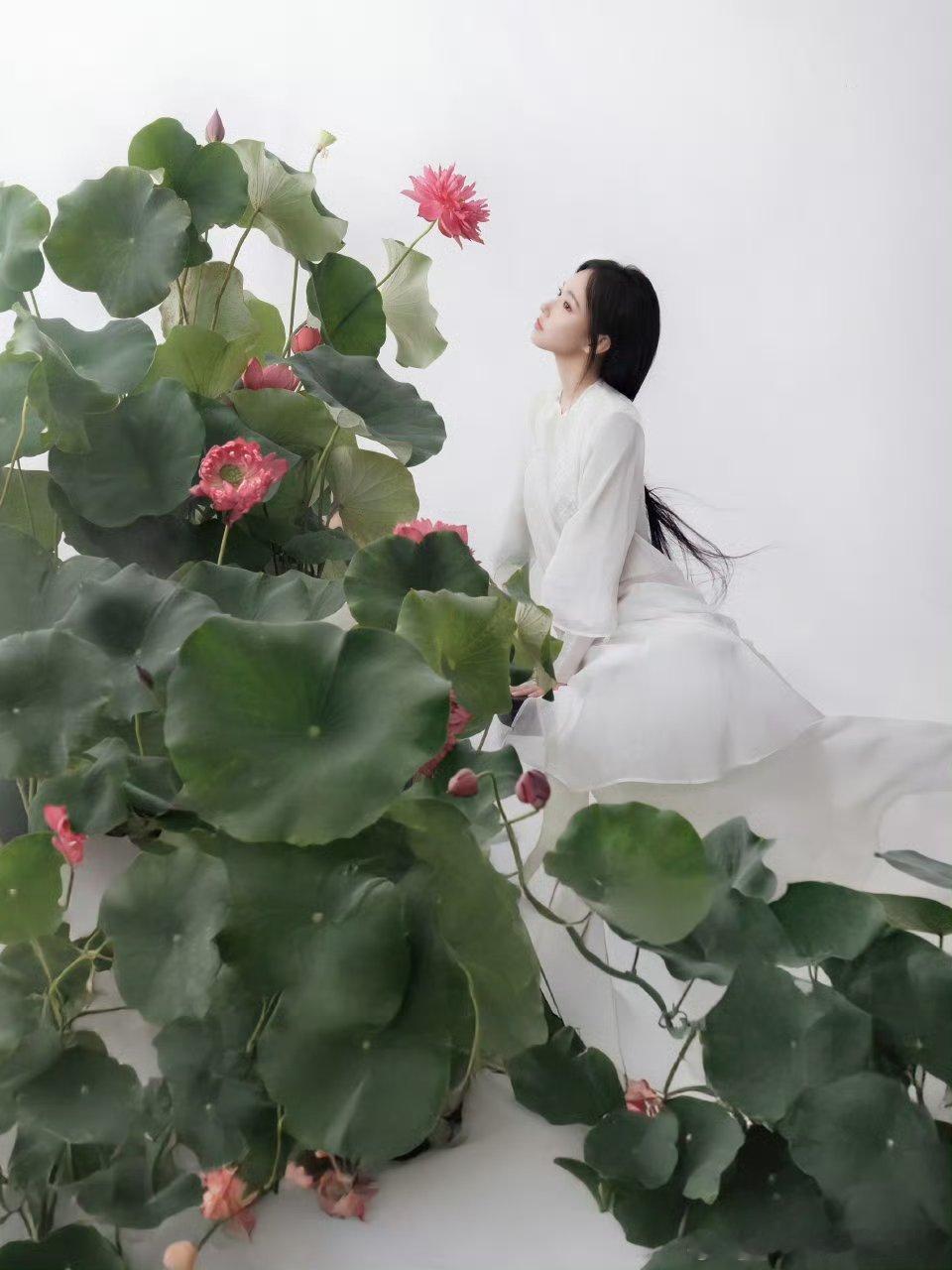 程潇中秋营业来了，浓颜系大美女每一帧都是颜值暴击，都快鲨疯了！但愿人长久，千里共