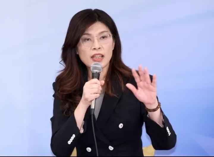 郑丽文4月12日下午一落地桃园机场，就直接在媒体面前表态，看得出来这次大陆行她是