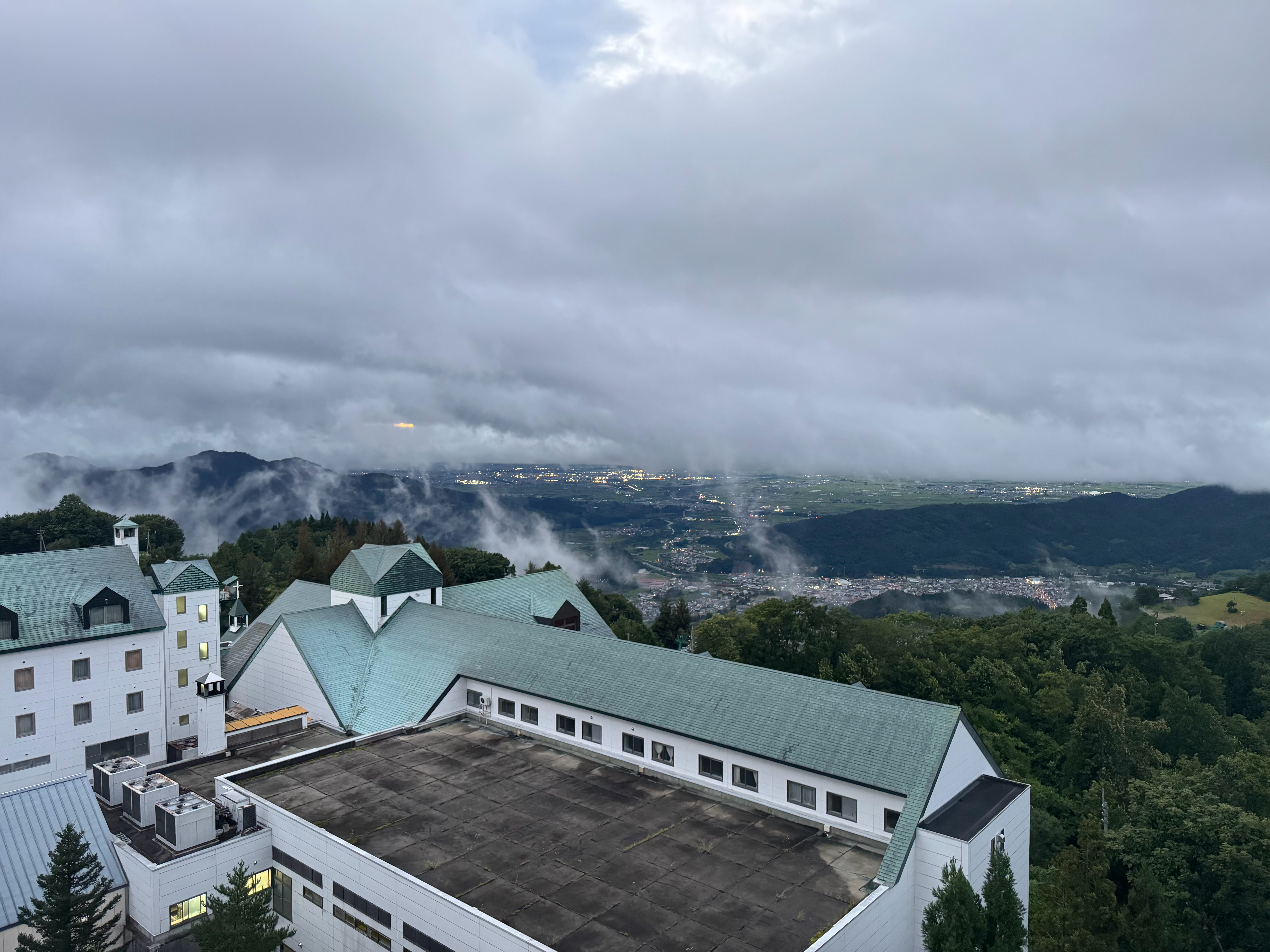 总算云开雾散了，发现居然住在山顶上 远处是万家灯火 