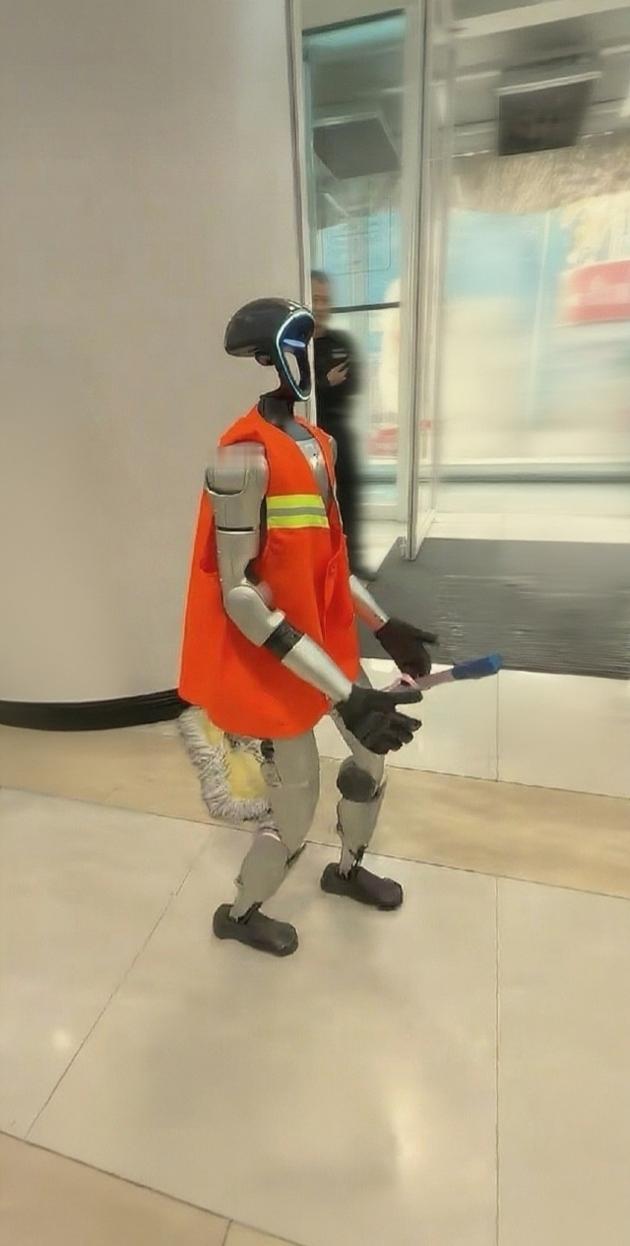 有网友在西安赛格商场拍到的机器人扫地工，看起来的确有模有样，不知道它扫地的质量怎