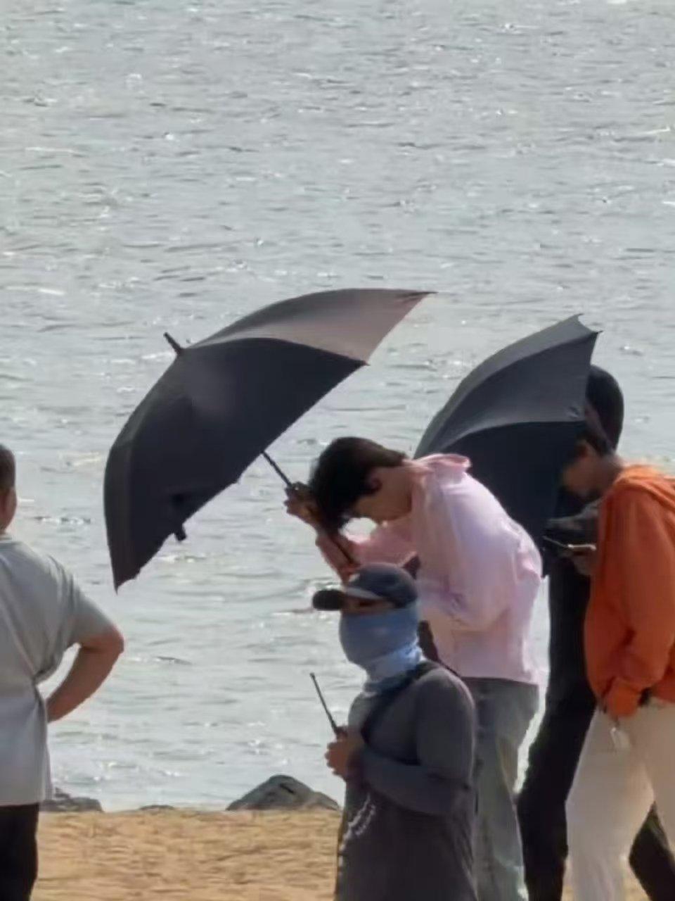 陈奕恒头发被吹成海胆了陈奕恒大风天打伞好命苦 陈奕恒头发被吹成海胆了！ 