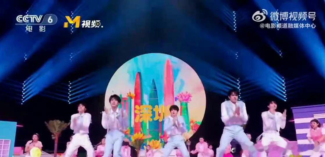 #粉丝称苏新皓张极首秀舞蹈跳错##苏新皓张极首秀舞蹈跳错# 有粉丝说：登录少年首