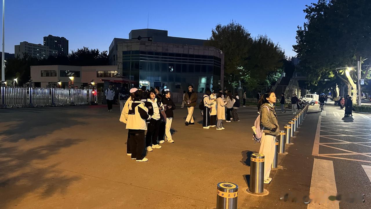 每天下午去广场散步，都会路过河北大学老校区的门口。我留意到，学校门口来来往往的女