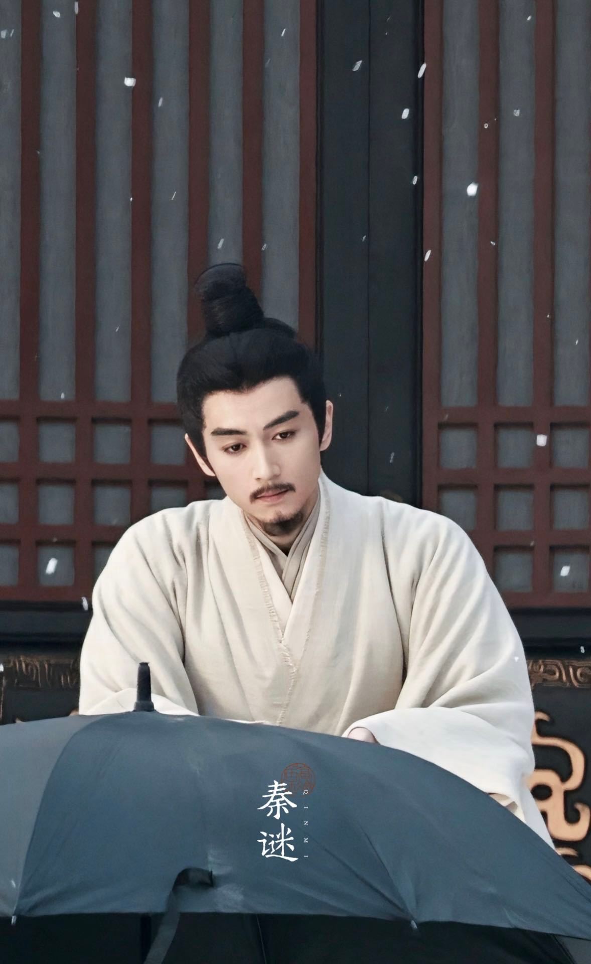 海之上里是明媚的少年气息，秦谜则是肃杀狠厉的千古一帝。陈晓 每个角色都能演绎出不