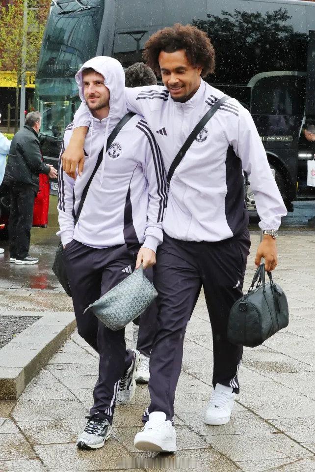 【四大中卫缺阵！曼联后防伤停危机】曼联系记者Samuel Luckhurst：曼