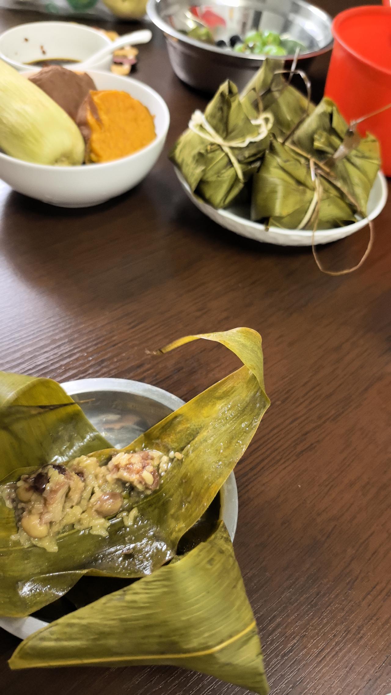 早上婆婆发消息给我，问我在我妈家过节好不好？婆婆的做法另人感动。
这次端午节婆婆