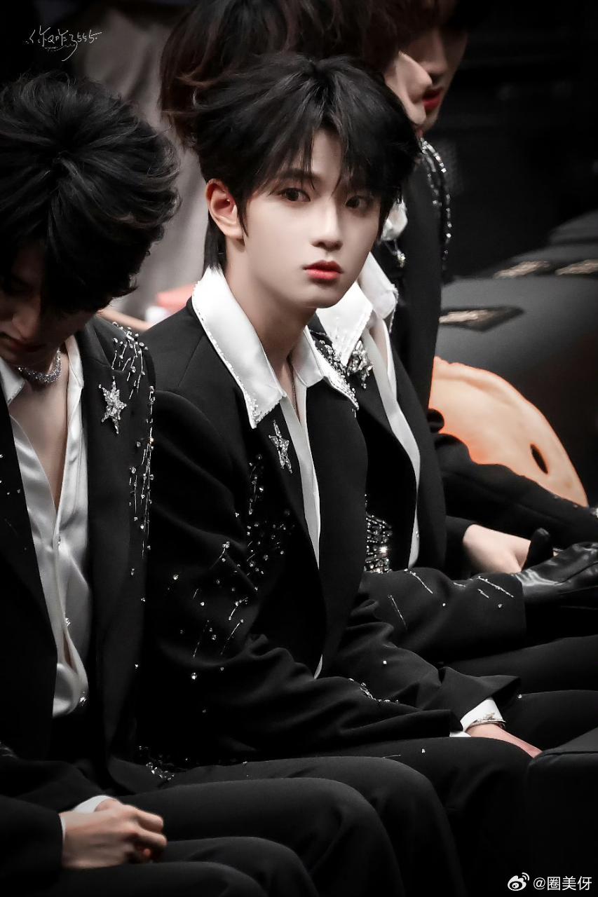 穆祉丞微博之夜 全程高光！钻饰西装衬得矜贵感拉满，红毯蹲签的温柔细节刻在骨子里，