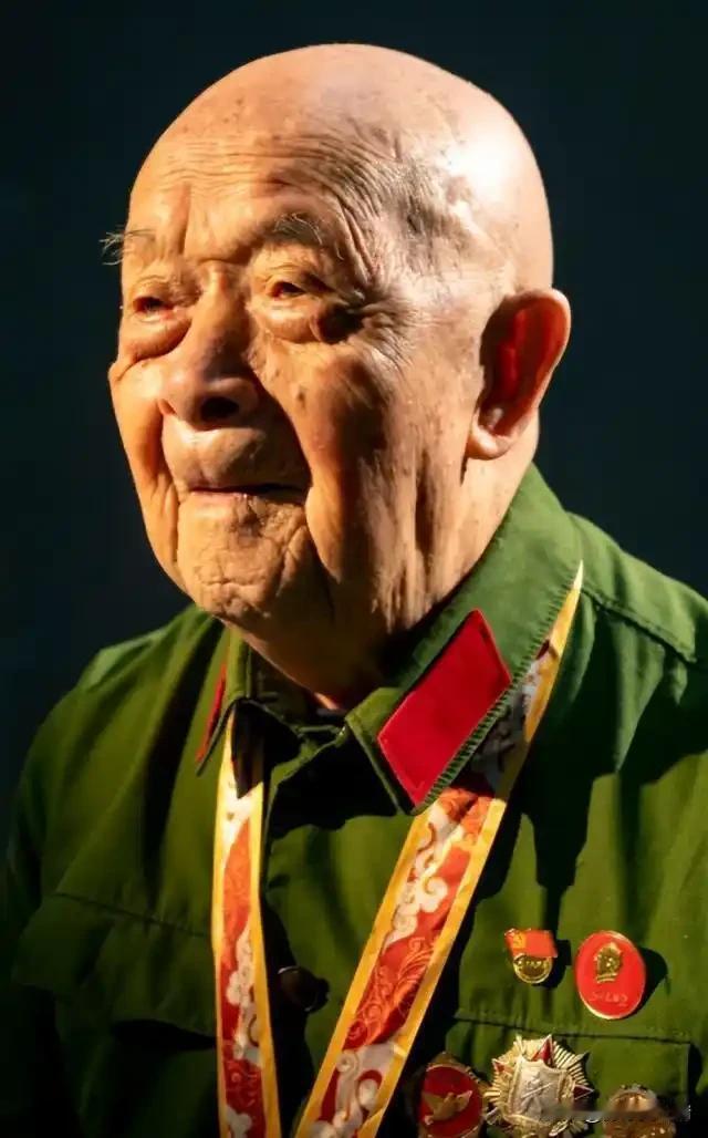 在天安门城楼上，观看九三阅兵的六位抗战老英雄，你们都知道是谁？

1.申秉宸  