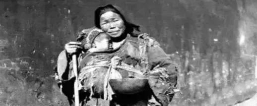 1939年深夜，少妇被追兵逼到绝路，突然解开衣襟喂奶——这个动作竟改写母子命运！
