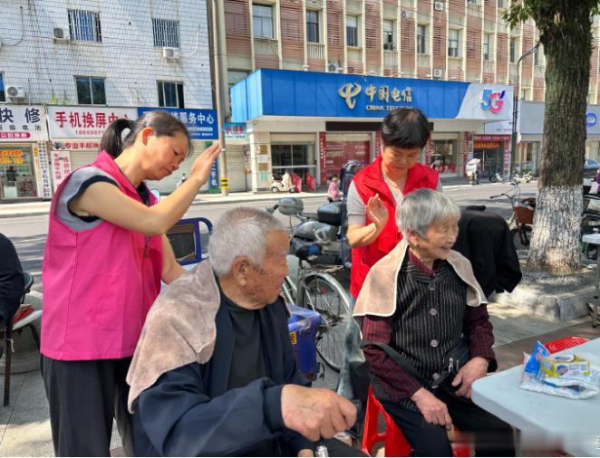 台州便民服务日将关怀送到长者家门口 三门石羊社区暖心开展银龄便民服务日，涵盖健康