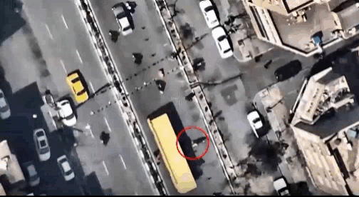 波斯巴斯基民兵组织的成员在德黑兰街头开设检查点，盘查路过市民有没有二心，突然遭到