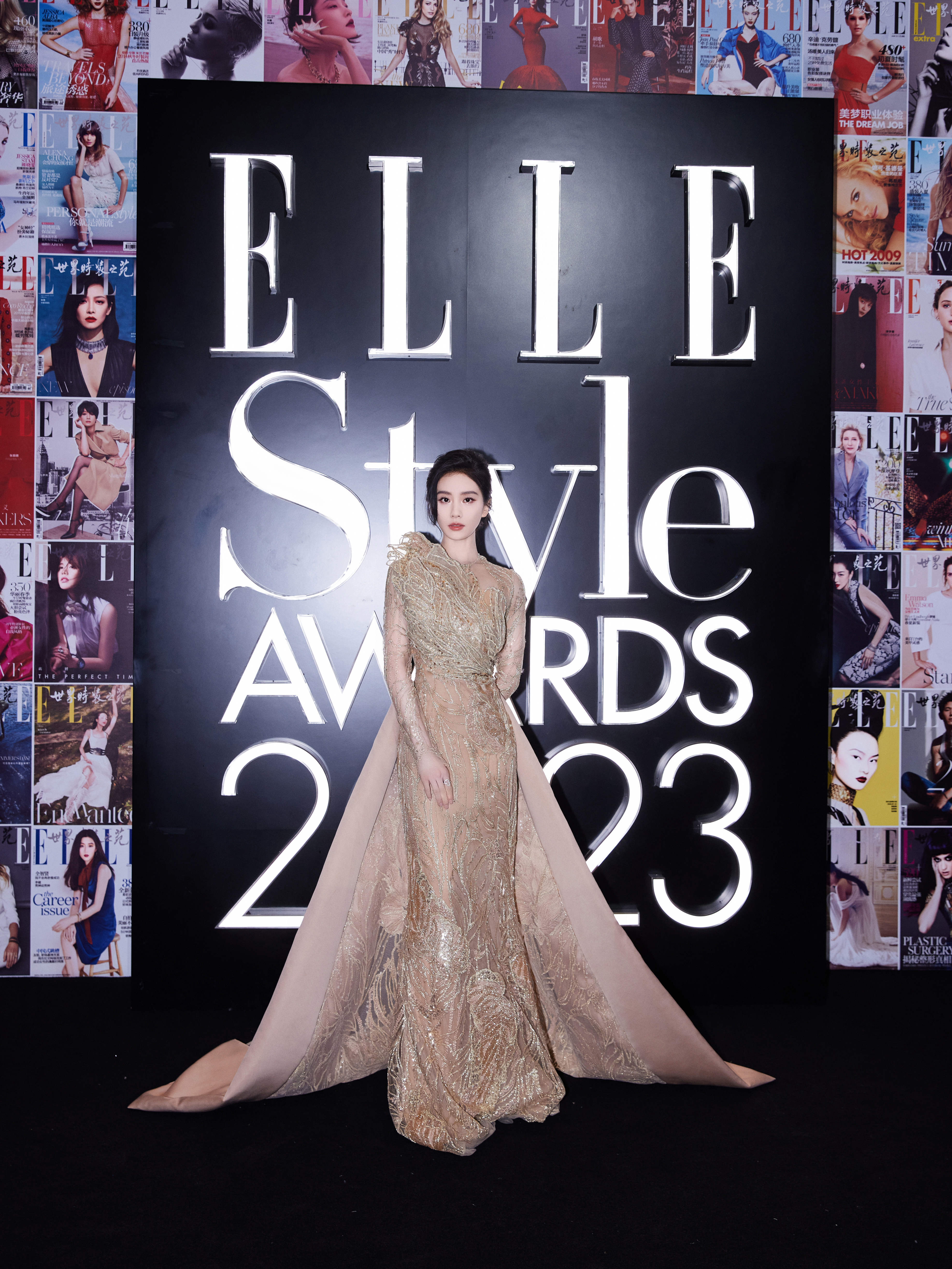 #刘诗诗[超话]# 受邀出席#ELLE风尚大典#，奔赴闪耀星光，致敬潮流风尚！ 
