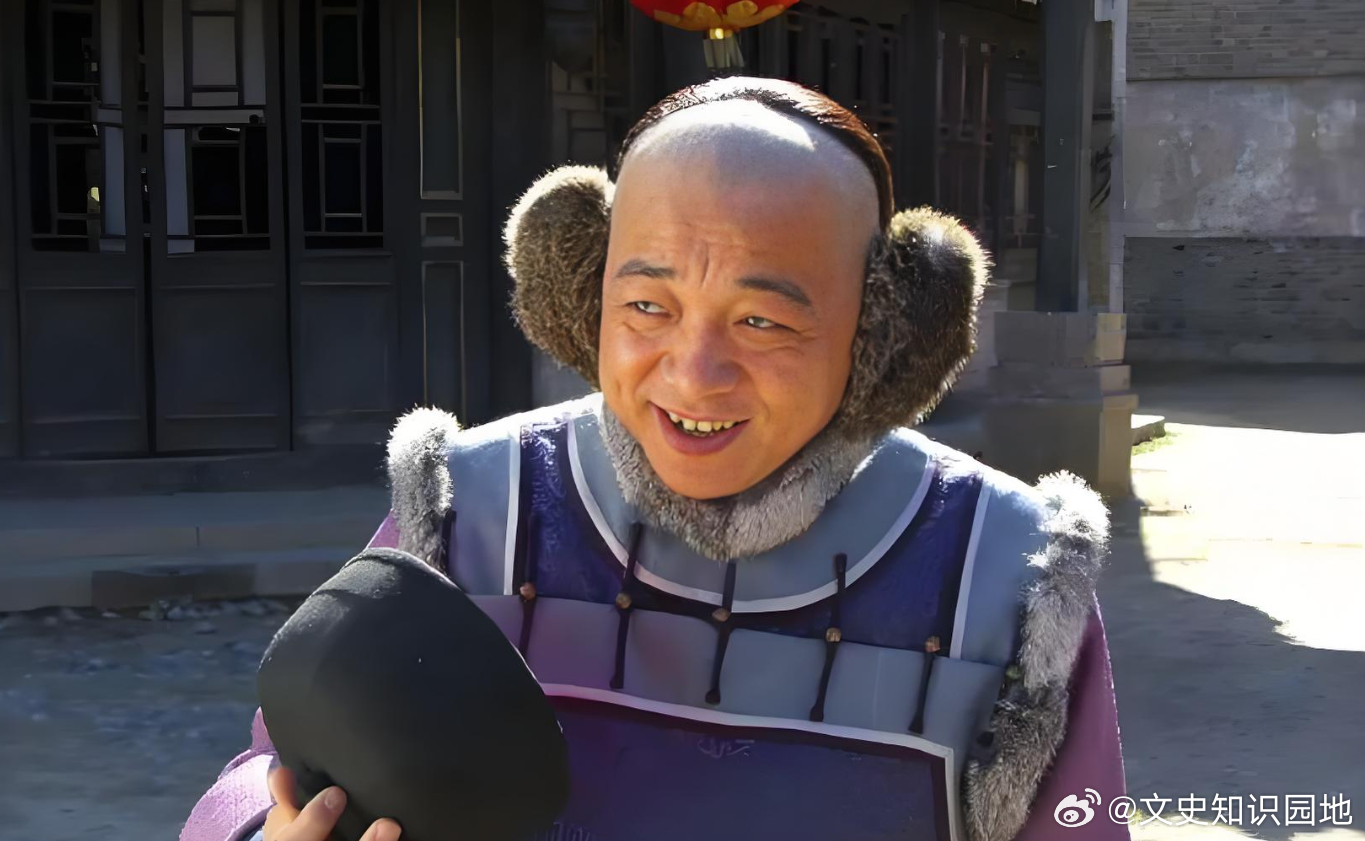 乾隆五十一年，有个御史曹锡宝，实在是不识趣，上了道折子弹劾和珅家大总管刘全。奏疏
