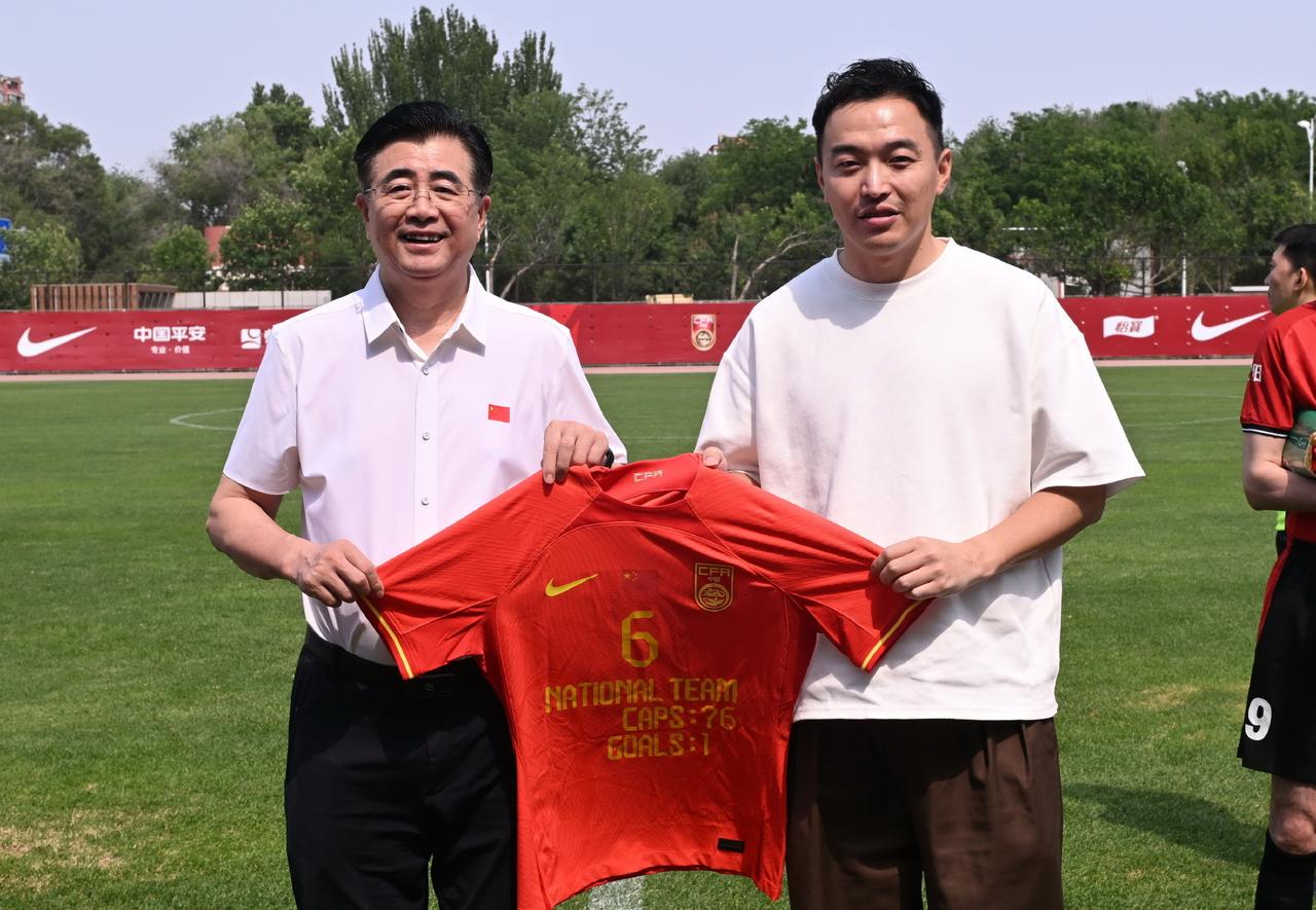 宋凯：冯潇霆，你是老国脚，球迷记得你当年的风采，现在中国足球到了最吃劲的时候，青