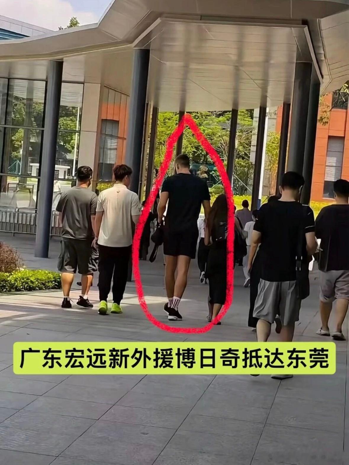今天，有球迷在医院偶遇到了广东男篮新外援卢卡·博日奇，他是来体检的，待完成全部体