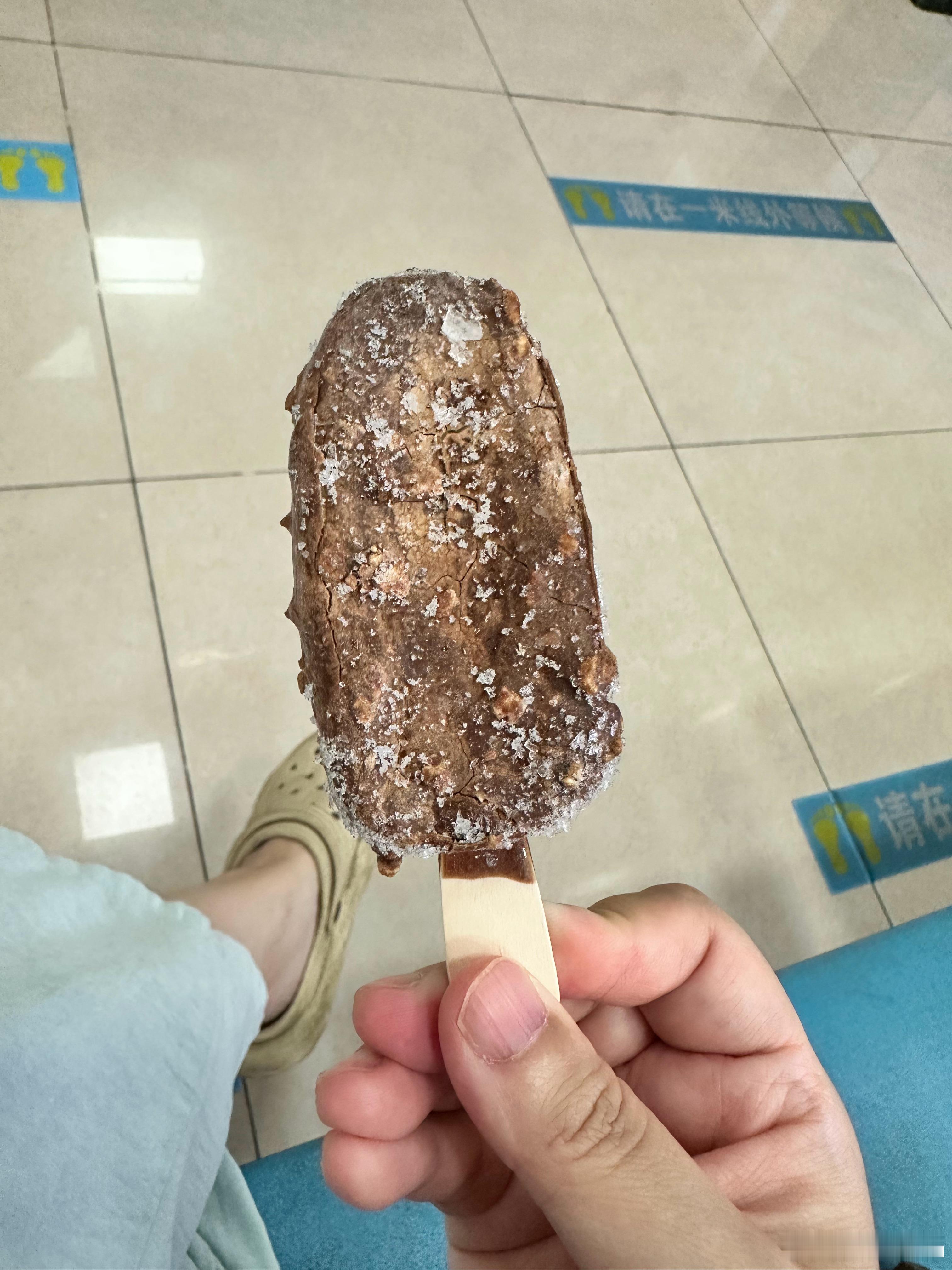 排队快一个小时才轮到我实在太饿此时正在排队取药买一个冰棍吃不好吃 