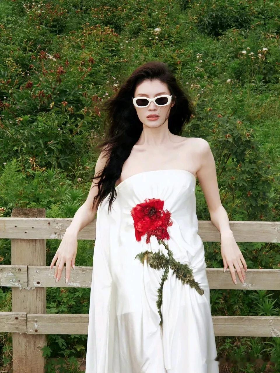 VOGUE山谷假日 何穗白得发光VOGUE审美 